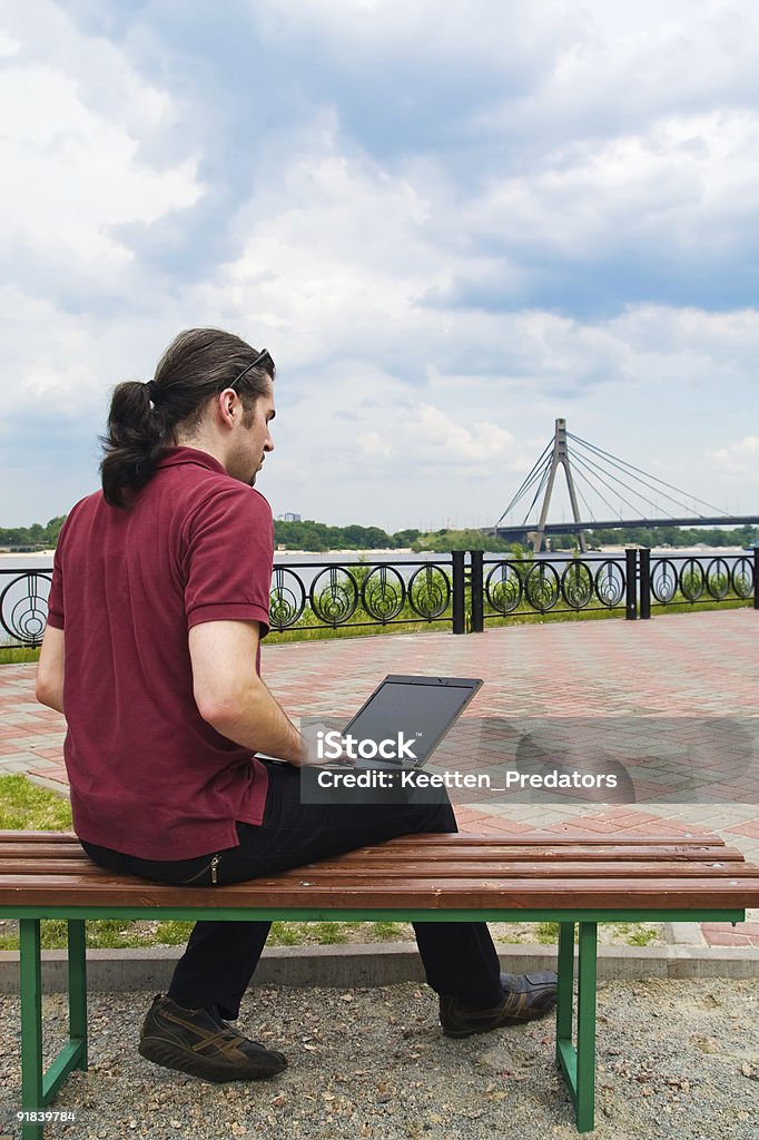 Człowiek z laptopa w parku - Zbiór zdjęć royalty-free (20-29 lat)