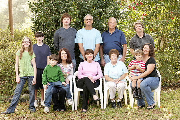 grande ritratto di famiglia - riunione di famiglia foto e immagini stock