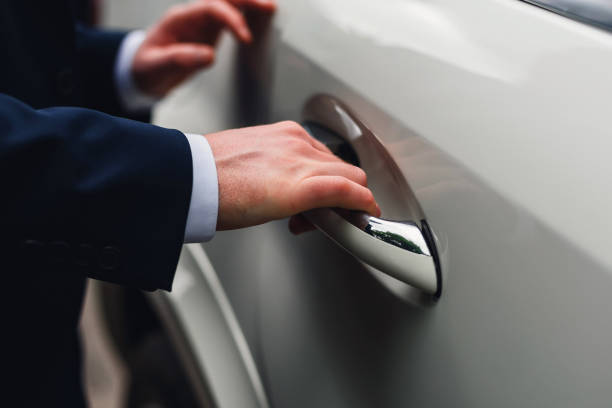 istock man in the suit opens the car door 918403384