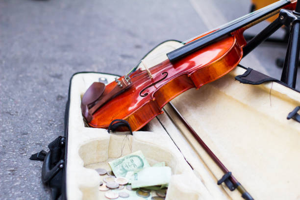 istock Violin in exchange for money 918406706