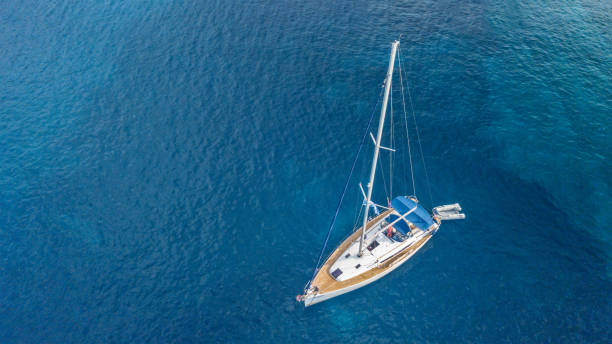 vista aérea de anclar yates en aguas abiertas. - sea water single object sailboat fotografías e imágenes de stock