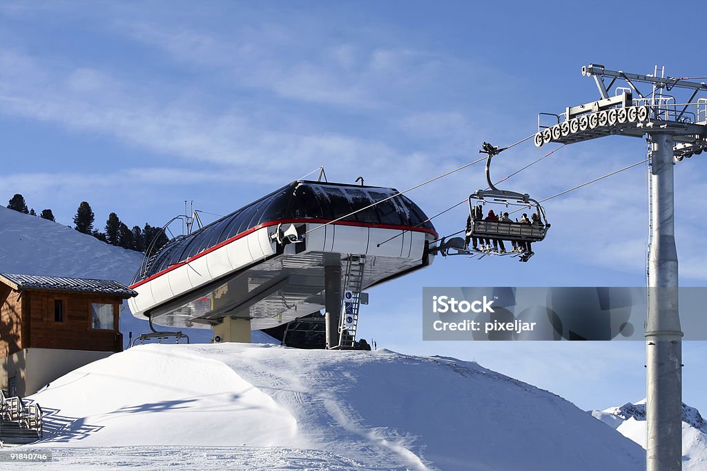 Teleférico de esqui nos Alpes - Foto de stock de Alpes europeus royalty-free