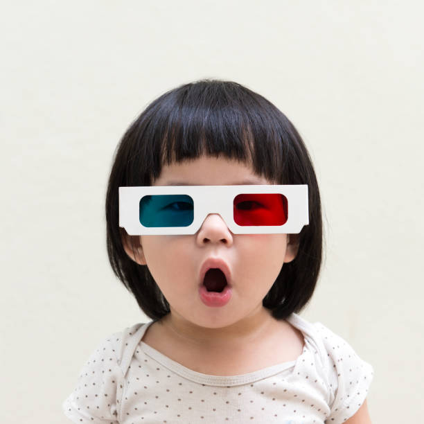 muchacha del niño pequeño con gafas 3d - gafas 3d fotografías e imágenes de stock