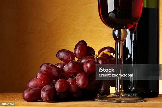 Photo libre de droit de Vin Et Raisin banque d'images et plus d'images libres de droit de Alcool - Alcool, Bouteille de vin, En verre