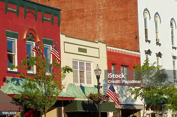 Ciudad Antigua De Fachadas Foto de stock y más banco de imágenes de Ciudad pequeña estadounidense - Ciudad pequeña estadounidense, Bandera, Ohio
