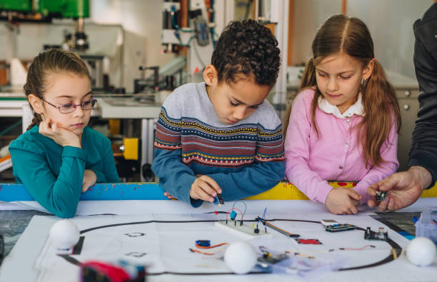 istock Group of kids working on school science project in a laboratory. 918422222