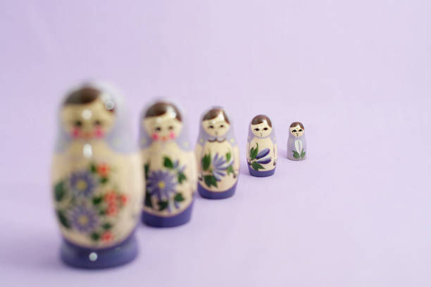 nesting puppen - russian nesting doll small group of objects wood doll stock-fotos und bilder
