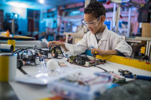 eletricista americana africano pequena reparação de placa-mãe de computador no laboratório. - science child laboratory education - fotografias e filmes do acervo