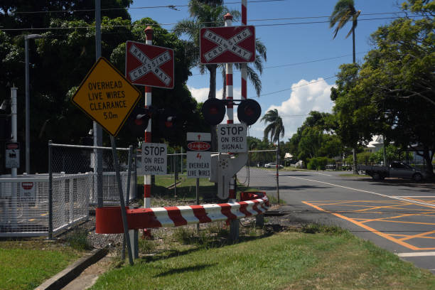 shorncliffe, queensland, australia: passaggio a livello - train australia electric train image foto e immagini stock