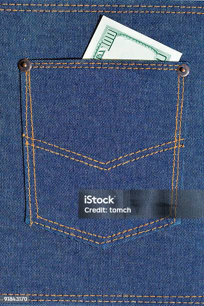 Foto de Jeans Bolso Com Cem Dólares e mais fotos de stock de Bolso - Bolso, Nota de Cem Dólares Americanos, Abstrato