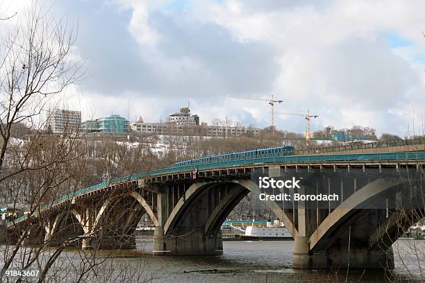 Киевs Метро Мост — стоковые фотографии и другие картинки Без людей - Без людей, Большой город, Весна