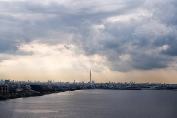 городской горизонт тибы - tokyo tower shinjuku ward tokyo prefecture communications tower стоковые фото и изображения