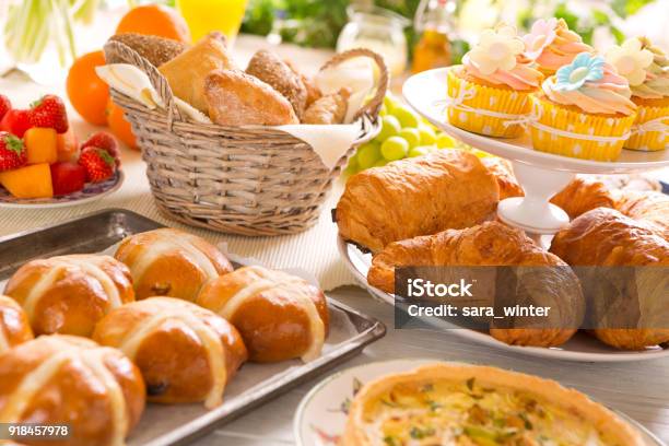 Tabel Met Delicatessen Klaar Voor De Paasbrunch Stockfoto en meer beelden van Pasen - Pasen, Brood, Brunch