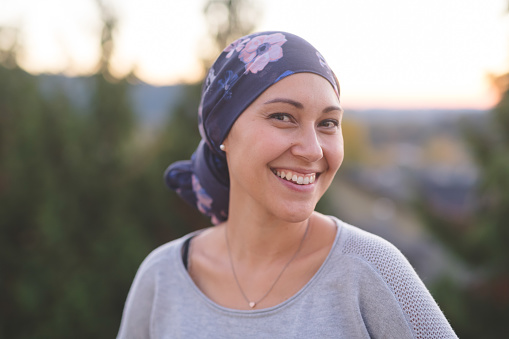 Hermosa mujer étnica con sonrisas de cáncer photo