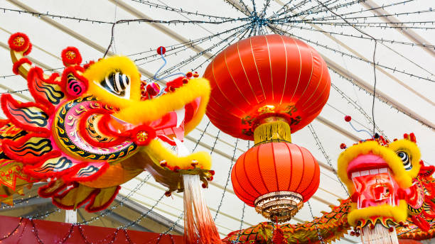 świąteczne i kolorowe dekoracje wykonane z dwóch smoków i czerwonych papierowych lampionów z okazji chińskiego nowego roku - lunar new year zdjęcia i obrazy z banku zdjęć