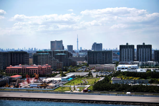 городской горизонт тибы - tokyo tower shinjuku ward tokyo prefecture communications tower стоковые фото и изображения