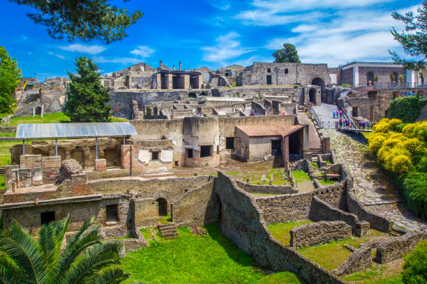 vista panorâmica da cidade velha de pompeia, com casas e ruas. pompeia é uma antiga cidade romana, morrida devido a erupção do vesúvio no século i. nápoles, itália. - travel tourist roman forum rome - fotografias e filmes do acervo