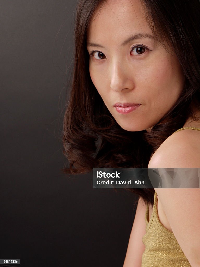 Người Phụ Nữ Trẻ Đẹp Châu Á Với Mái Tóc Xoăn Copy Space Hình ảnh ...