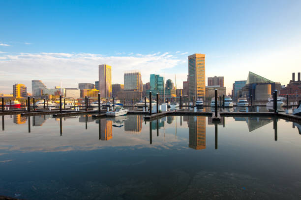 skyline von downtown, innenhafen und marina in baltimore - baltimore maryland inner harbor skyline stock-fotos und bilder