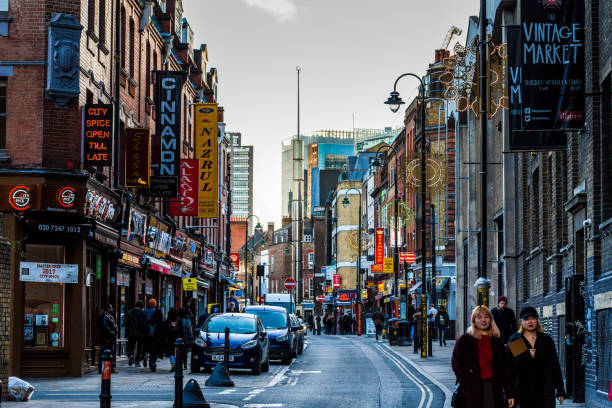 turistas andando na rua lotada de brick lane, london, uk - single lane road - fotografias e filmes do acervo