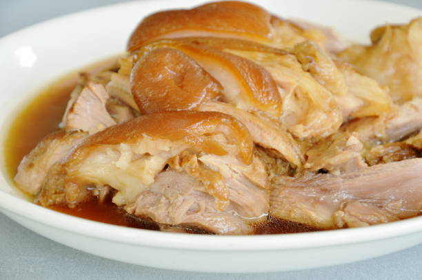 gekochte schweinefüsse mit schwarzen chinesische kräuter suppe scheibe - pork hock stock-fotos und bilder