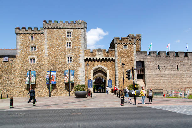 главный вход в кардиффский замок - уэльс - castle cardiff wales welsh culture стоковые фото и изображения