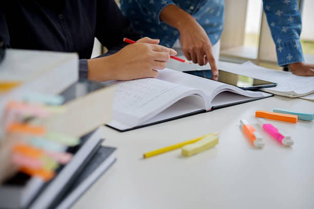 bildungskonzept. studenten studieren und brainstorming-campus-konzept. nahaufnahme von studenten ihres faches über bücher schulbücher zu diskutieren und schreiben auf notebook. selektiven fokus. - nature writing women ideas stock-fotos und bilder