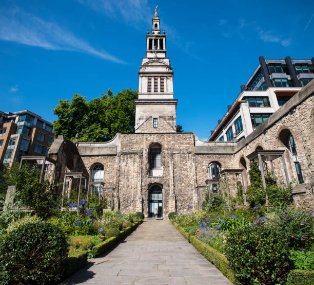 крайстчерч грейфрайарс в лондонском сити, великобритания - greyfriars church стоковые фото и изображения