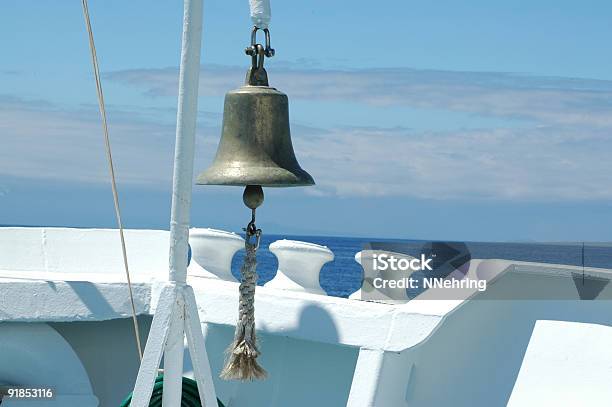 Nave Di Bell - Fotografie stock e altre immagini di Bianco - Bianco, Blu, Campana