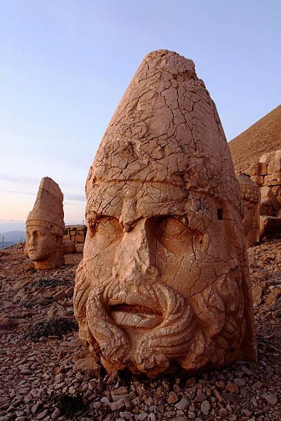 nemrut-berge - nemrud dagh mountain turkey history stock-fotos und bilder