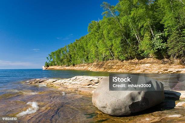 Orilla Nacional De Pictured Rocks Michigan Foto de stock y más banco de imágenes de Aire libre - Aire libre, Arce, Arenisca