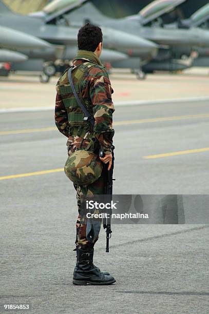 Armadas Soldier 2 Foto de stock y más banco de imágenes de Accesorio de cabeza - Accesorio de cabeza, Adulto, Aeropuerto