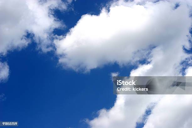 Cielo De Verano Foto de stock y más banco de imágenes de Aire libre - Aire libre, Alto - Descripción física, Azul