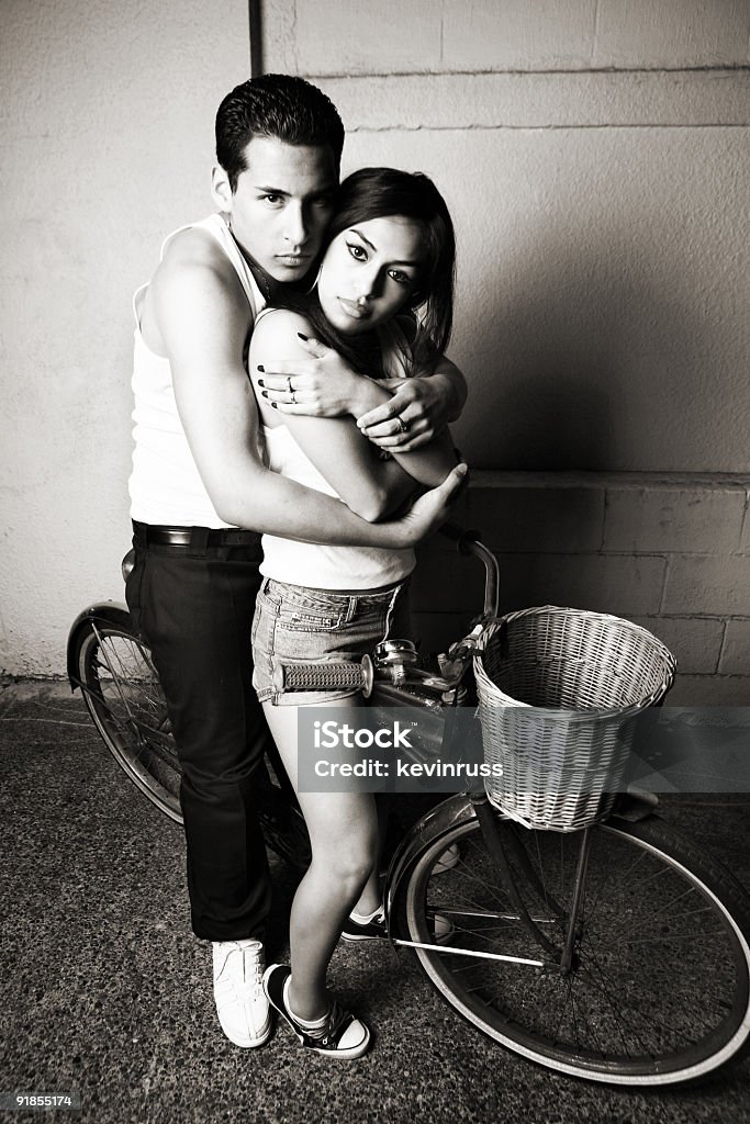 Joven pareja hispana en bicicleta - Foto de stock de Retrato libre de derechos