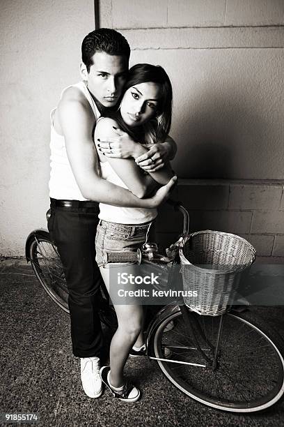 Joven Pareja Hispana En Bicicleta Foto de stock y más banco de imágenes de Retrato - Retrato, Retro, A la moda