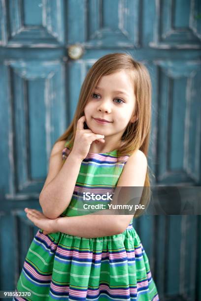 Descripción Periodo perioperatorio Dar permiso Niña De Vestido Verde Y Cabello Largo Foto de stock y más banco de imágenes de Austria - Austria, Azul, Blanco - Color - iStock Descripción Periodo perioperatorio Dar permiso Niña De Vestido Verde Y Cabello Largo Foto de stock y más banco de imágenes de Austria - Austria, Azul, Blanco - Color - iStock