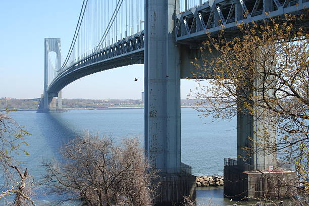 номер с видом на воду - cable stayed bridge staten island brooklyn new york city стоковые фото и изображения