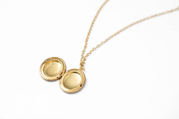 gold pendant locket necklace - gold jewelry necklace locket imagens e fotografias de stock