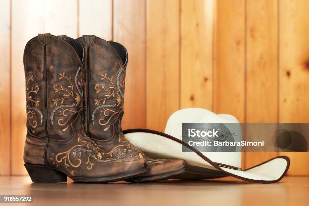 Línea Danza Botas Y Sombrero de stock y más banco de imágenes de Country - Country, Baile alineado, Bota - iStock