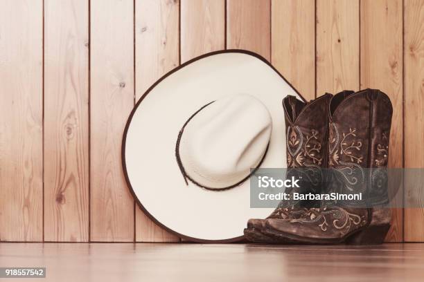 Línea Danza Botas Y Sombrero Foto de stock y más banco de imágenes de Vaquero - Vaquero, Bota, Country