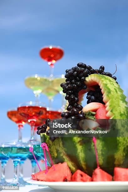 Pirámide De Copas De Champaña Y Frutas En La Mesa Al Aire Libre Foto de stock y más banco de imágenes de Acontecimiento