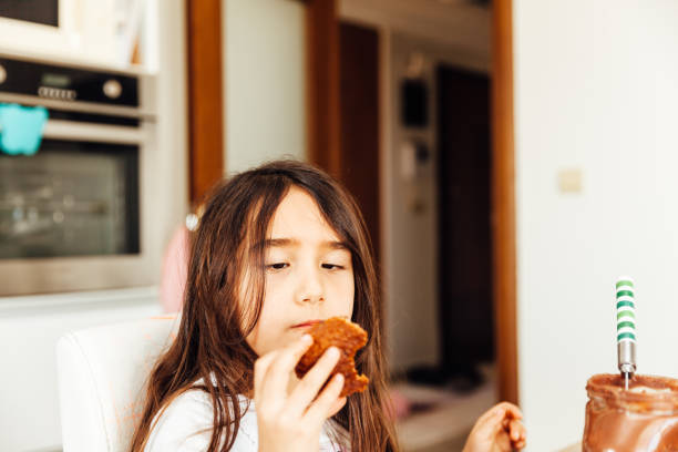istock Little girl love sweets 918566632
