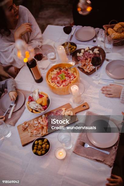 Draufsicht Der Familie Im Traditionellen Rustikalen Mediterranen Tisch Stockfoto und mehr Bilder von Restaurant