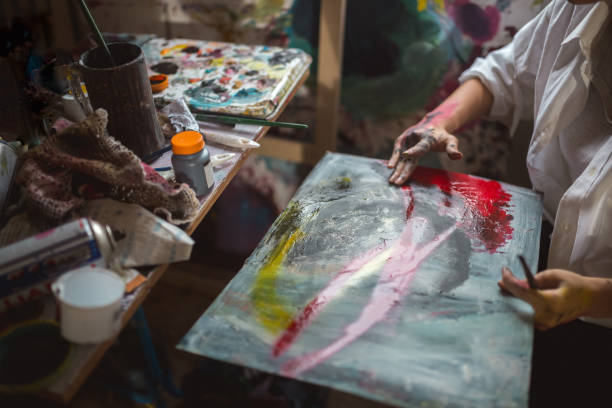 istock Painting with fingers 918569510