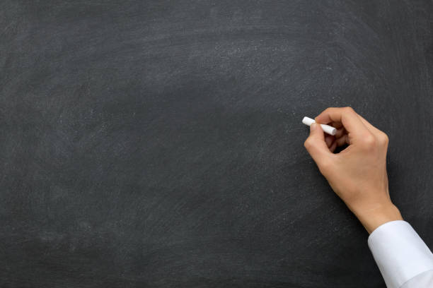 mão escrevendo em chalkboard - blackboard writing chalk teacher - fotografias e filmes do acervo