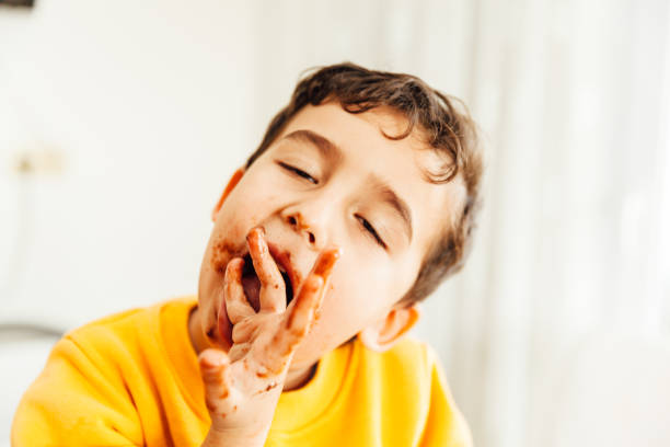 istock Little boy love sweets 918572210