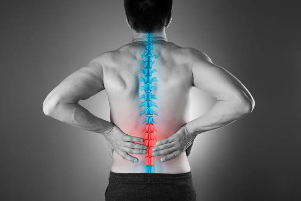 dor na coluna vertebral, um homem com dor nas costas, lesões na região lombar - human spine chiropractic adjustment back pain - fotografias e filmes do acervo