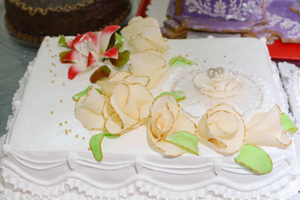 istock Wedding cake whit rings and flower 918573552