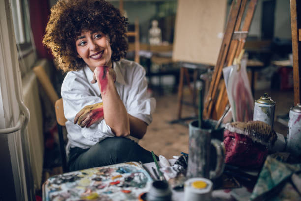 istock Gorgeous smiling artist 918576036