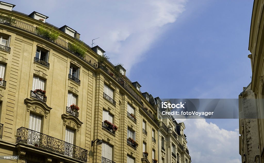 Apartments mit Fenster mit Läden - Lizenzfrei Alt Stock-Foto
